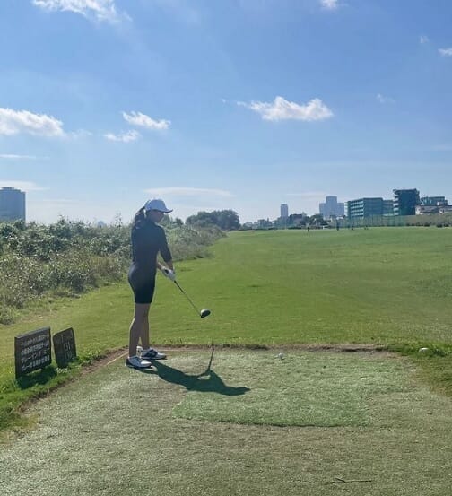 ゴルフをする竹田智美