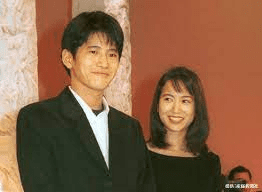 結婚会見の萩原聖人プロと和久井映見（1995年）