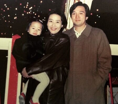 幼少時代の平野綾と両親